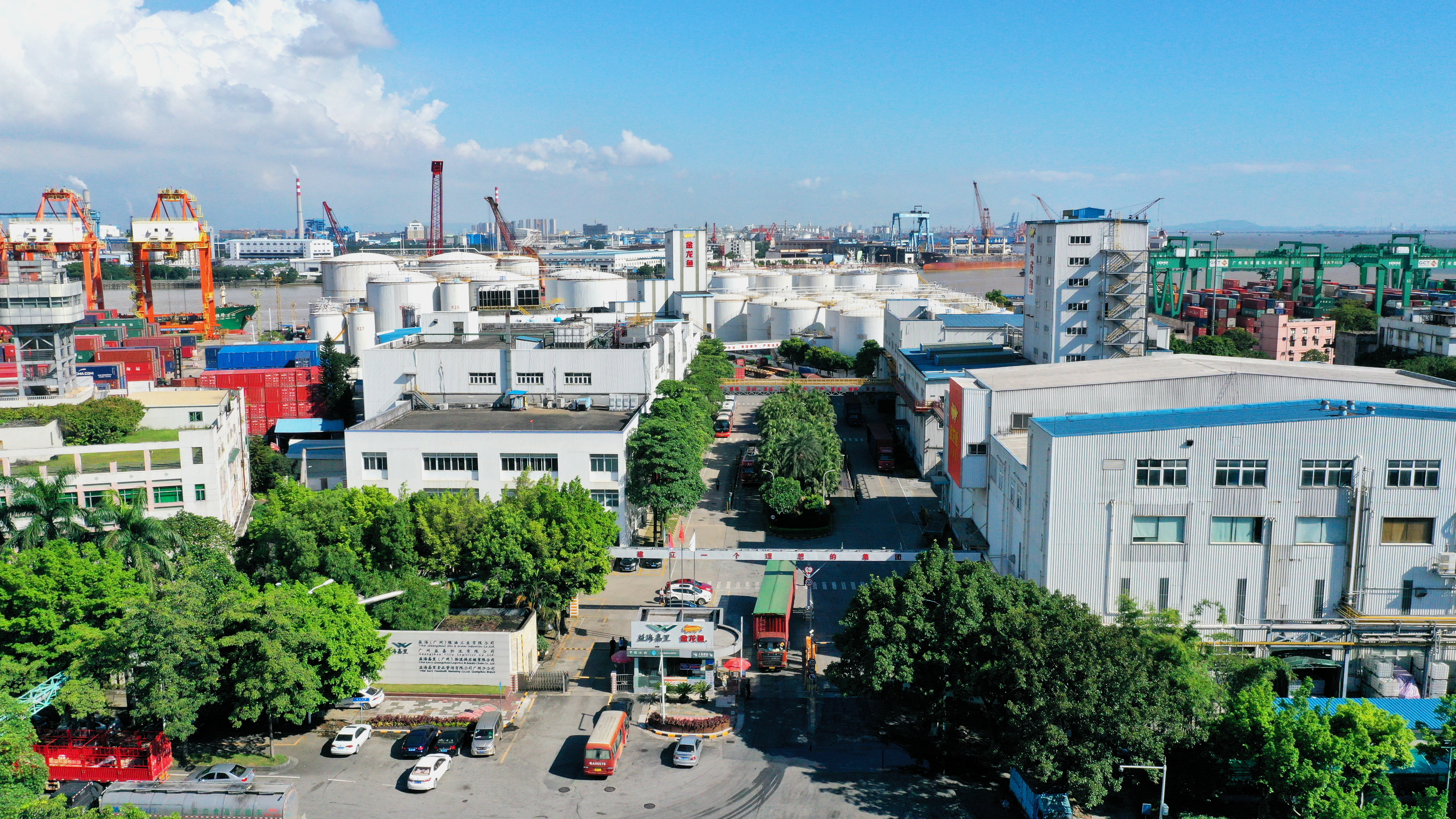 廣東省委副書(shū)記、省長(zhǎng)會(huì)見(jiàn)集團(tuán)董事長(zhǎng)郭孔豐